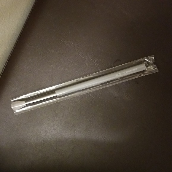 Free with purchase Laruce makeup brush - Picture 2 of 3